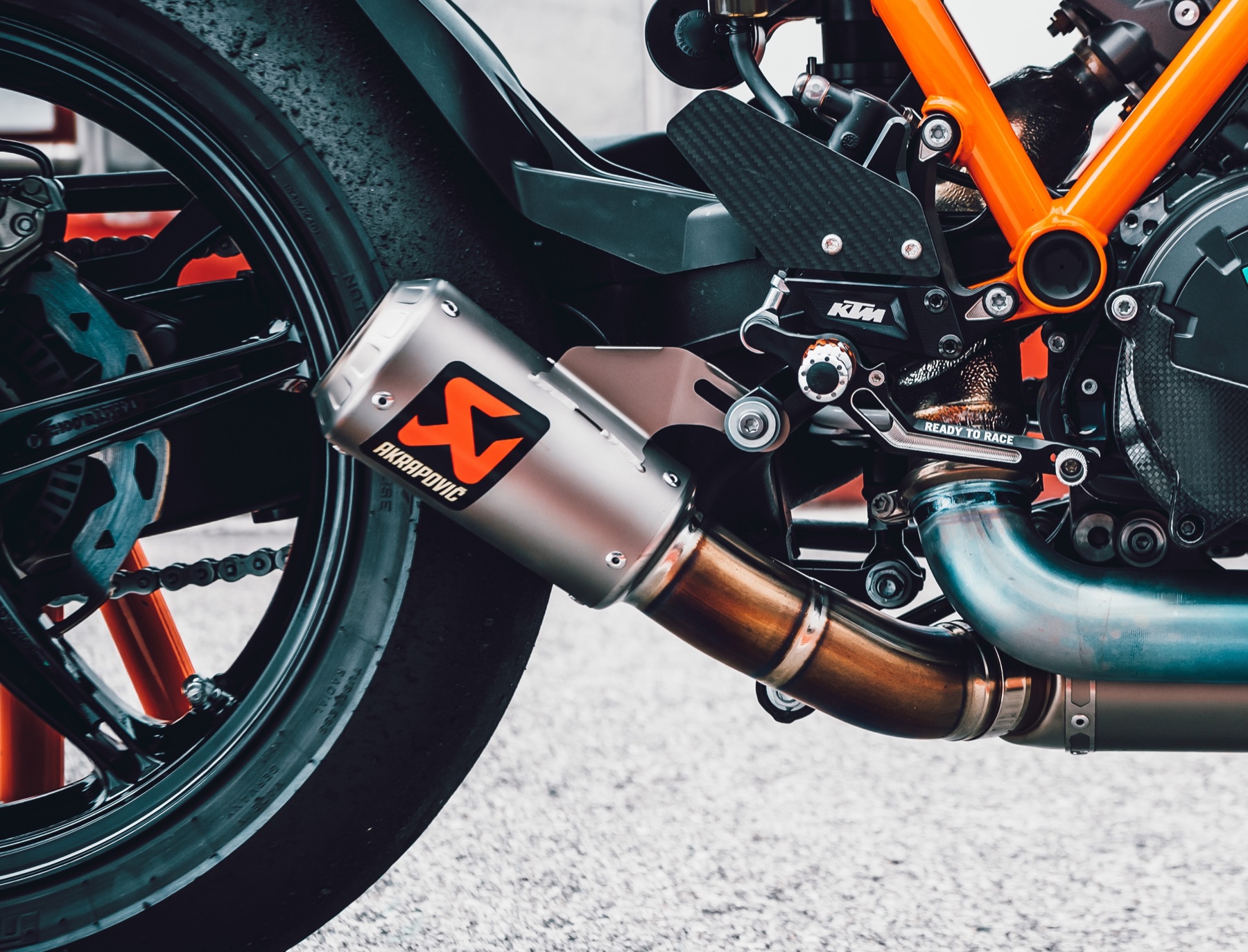 Sticker échappement Akrapovic posé sur moto KTM